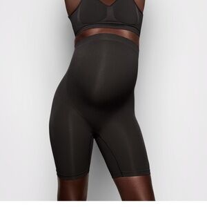 SKIMS Maternity Sculpting Short Mid Thigh